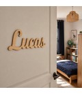 Prénom Lucas en lettres de bois personnalisées sur porte de chambre