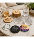 Assortiment de dessous de verre personnalisés en bois, acrylique et PVC sur table élégante