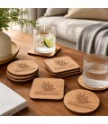 Sous-verres personnalisés en bois avec gravure laser, présentés sur une table de salon avec verres