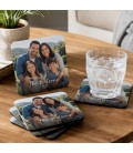 Sous-verres personnalisés avec photo de famille, présentés en petit lot sur une table