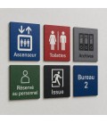 Signaletique elegante en plaques gravees finitions speciales dans un hall d accueil