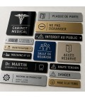 Exemples de plaques signalétiques professionnelles en aluminium anodisé