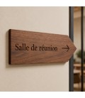 Plaque directionnelle en bois gravée pour salle de réunion